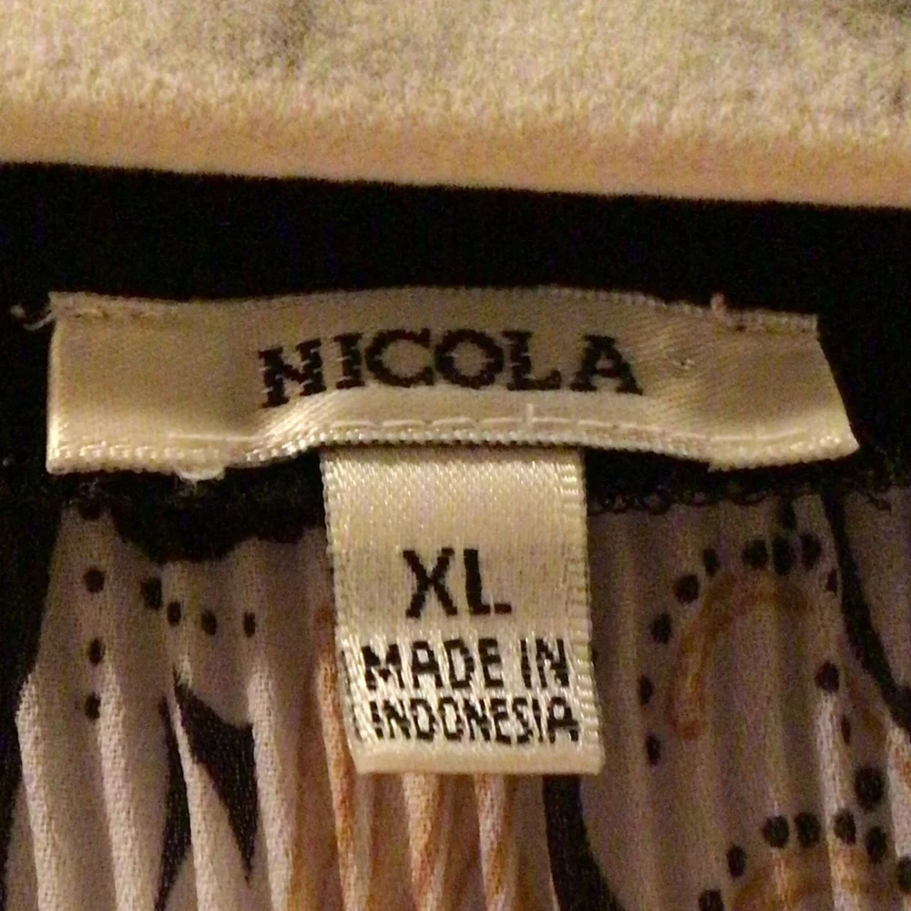 Size XL Black/Gold Design Top with sparkly Collar - Picture 3 of 4